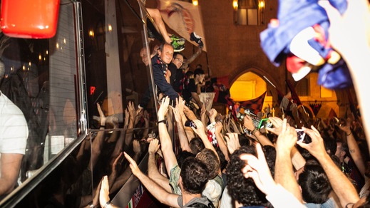 Bologna, che delirio in città per la Serie A!