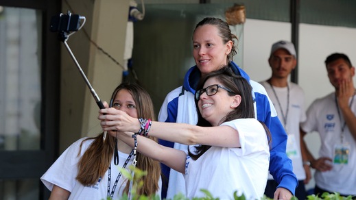 Settecolli: Pellegrini, selfie e sorrisi a bordo vasca