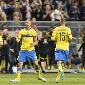 Ibra show, doppietta al Montenegro. Hamsik gol, vola la Slovacchia