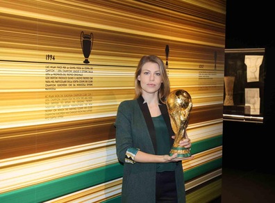 Barbara Berlusconi con la Coppa del mondo a Casa Milan