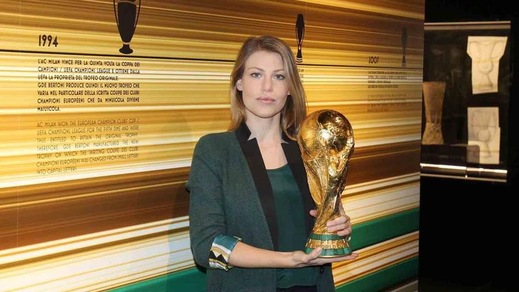 Barbara Berlusconi con la Coppa del mondo a Casa Milan