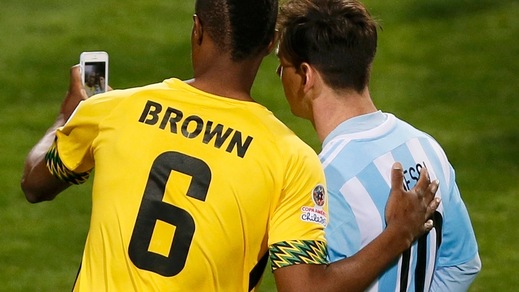 Giamaica ko, ma caccia al selfie con Messi