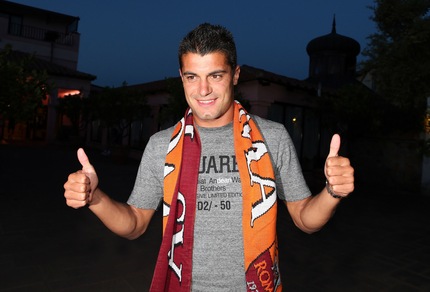 Iago Falque con la sciarpa della Roma