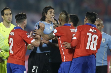 Il Cile stende l'Uruguay. Basta Isla, Cavani espulso