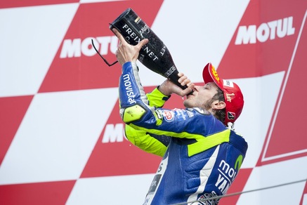 MotoGp, Rossi da favola: che trionfo ad Assen!