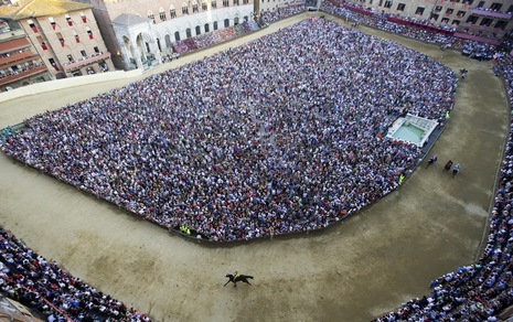 A Siena lo spettacolo del Palio
