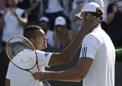 Tsonga è alto 188 centimetri ma vicino a Karlovic non sembra proprio...