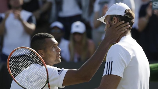 Tsonga è alto 188 centimetri ma vicino a Karlovic non sembra proprio...