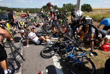 Tour de France, incredibile caduta di gruppo