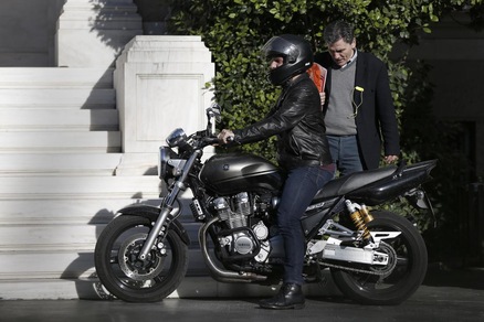 Varoufakis-Fonzie, ex-ministro motociclista dimentica il… casco