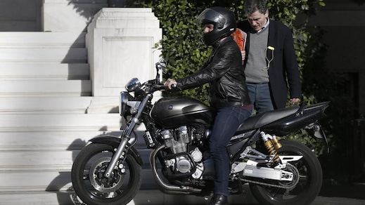 Varoufakis-Fonzie, ex-ministro motociclista dimentica il… casco