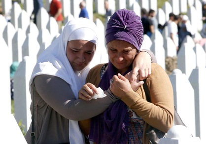 Srebrenica, 20 anni fa: 8372 morti. Dzeko e Pjanic non dimenticano