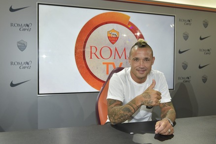 Roma, la firma del contratto di Nainggolan