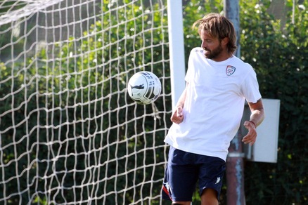 Il Cagliari si allena ad Assemini: c'è anche Storari in campo