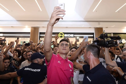 Juve, è il giorno di Dybala: selfie e autografi