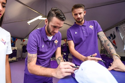 Fiorentina, che entusiasmo: autografi dopo l'allenamento