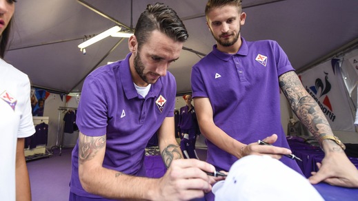 Fiorentina, che entusiasmo: autografi dopo l'allenamento