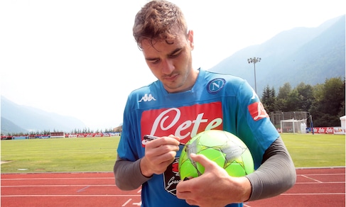 Napoli, Gabriel firma i primi autografi in azzurro