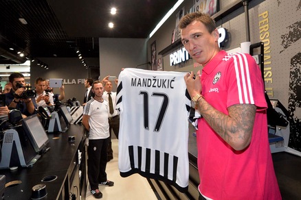 Juve, ecco Mandzukic: si "stampa" da solo la 17