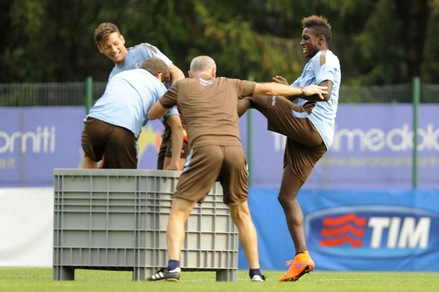 Lazio, scherzi e sorrisi in allenamento