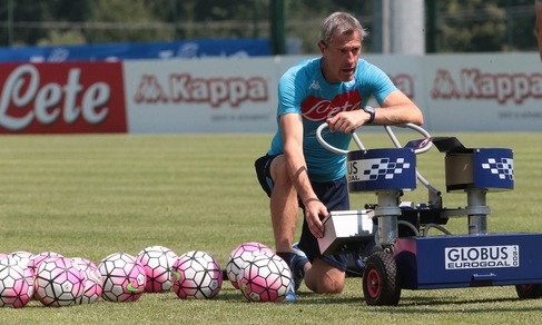 Napoli, entra in campo la macchina sparapalloni