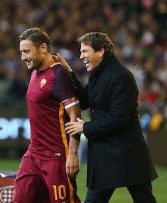 Totti esce dal campo. Sorrisi con Garcia