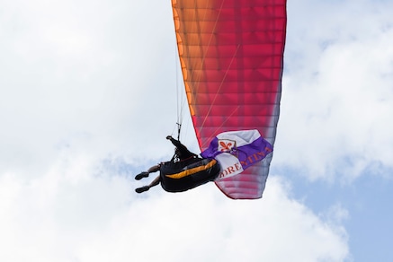 Fiorentina-Carpi, in campo atterra un deltaplano