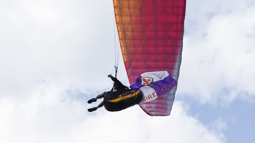 Fiorentina-Carpi, in campo atterra un deltaplano