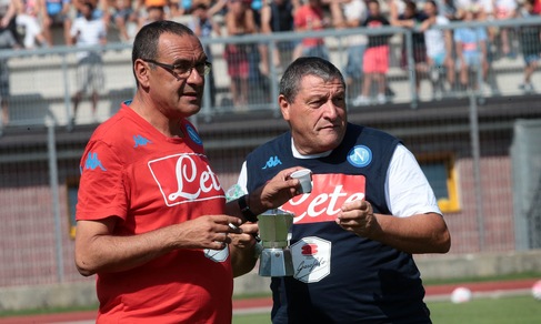 Napoli, pausa sigaretta per Sarri nella seduta mattutina
