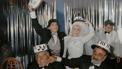 Maradona denuncia l'ex moglie: dal patrimonio mancano 8 milioni