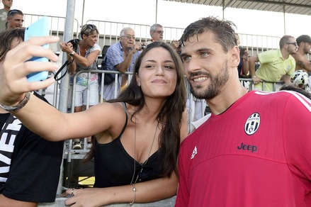 Juve, quanti selfie a Vinovo. Dybala e Llorente show