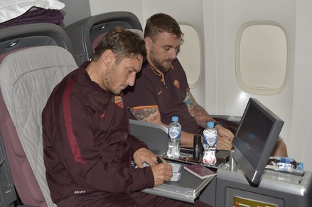 Roma, sorrisi e relax nel viaggio verso Giacarta