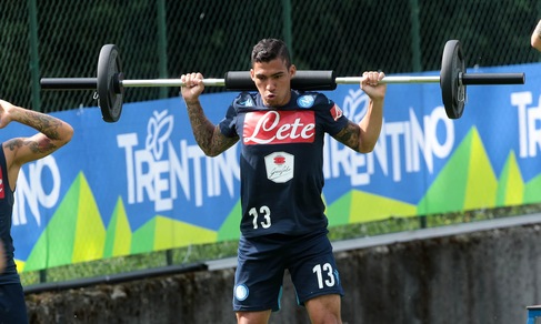 Napoli: che forza Allan! Pesi in allenamento