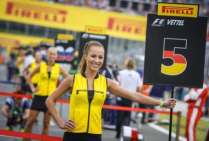 Le grid girl illuminano il Gp di Ungheria