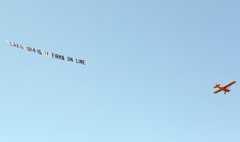 Lazio, aereo sul litorale romano: "Scudetto 1914/15"