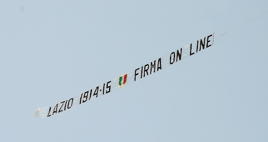 Lazio, "Scudetto 1914/15". Aereo sorvola il litorale romano