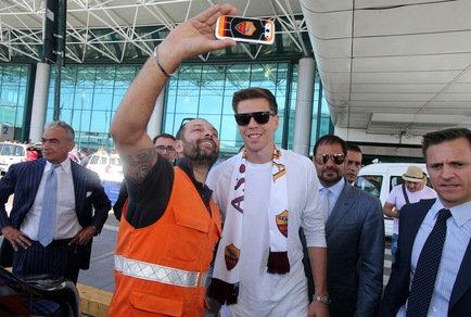 Szczesny a Fiumicino: l'abbraccio dei tifosi della Roma