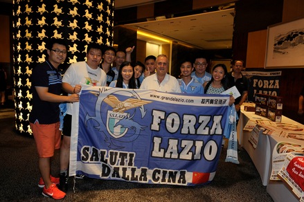 I giocatori della Lazio e Lotito incontrano un club fans in Cina