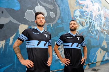 Lazio, che spettacolo la seconda maglia: nera con l'aquila stilizzata