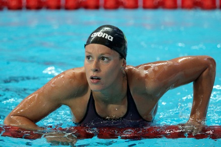 Pellegrini tradita dal costume: «Come avere una sesta di seno»