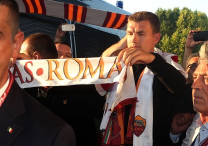 Roma, Dzeko a Roma. Oltre mille tifosi lo accolgono e lui si fa il selfie
