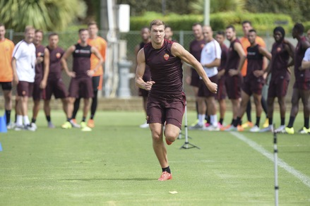 Roma, Dzeko si allena a Trigoria FOTO