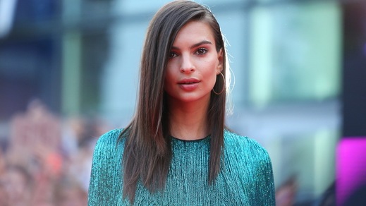 Emily Ratajkowski fa girare la testa alla Francia