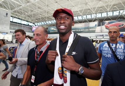 Rudiger sbarca a Fiumicino con la sciarpa della Roma
