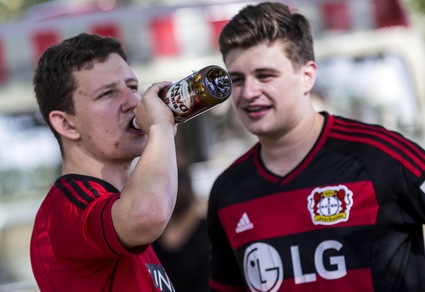 Tifosi del Bayer a Villa Borghese, la birra non manca