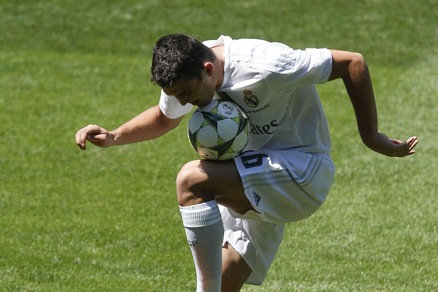 Real, presentato Kovacic: primi palleggi al Bernabeu