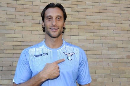 Mauri firma con la Lazio