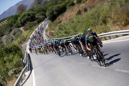 Vuelta, seconda tappa a Chaves. Maxi caduta, coinvolto Nibali
