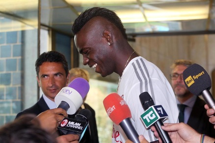 Milan, Balotelli arriva in clinica per le visite mediche