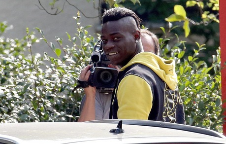 Balotelli, sorrisi a Milanello per il primo allenamento